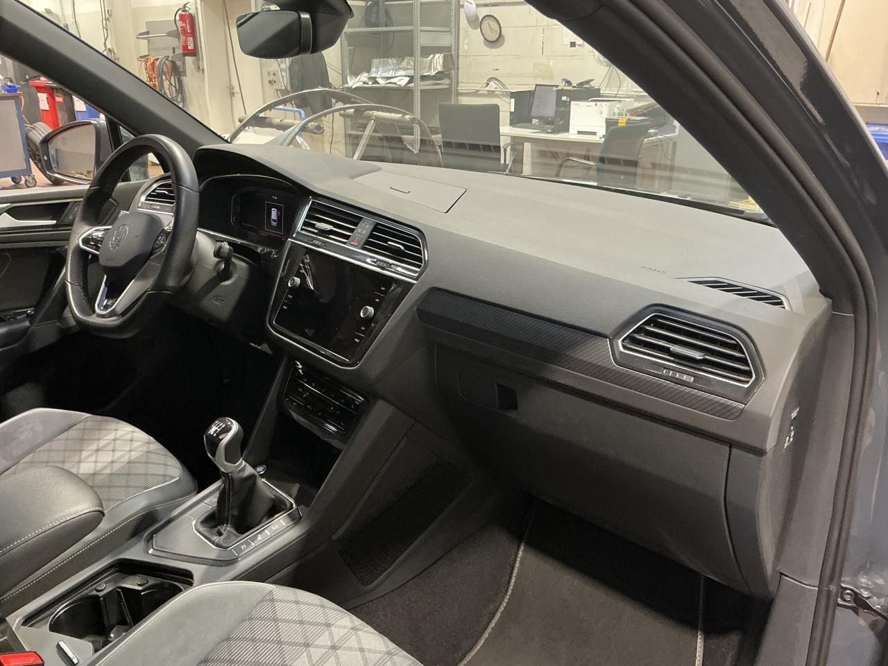 Fahrzeugabbildung Volkswagen Tiguan 2.0 TDI R-line Matrix|CarPlay|AHK|Pano|SD