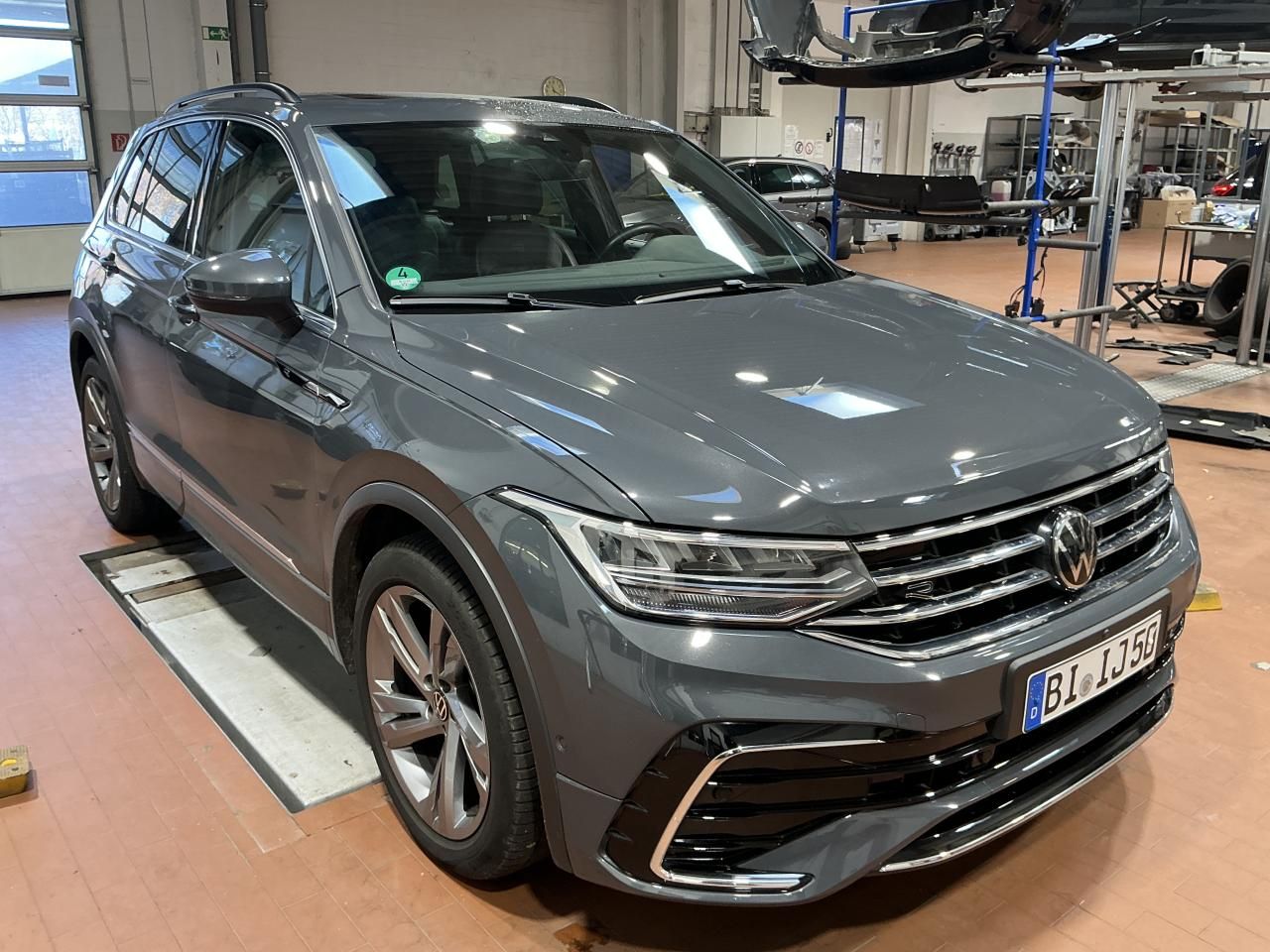 Fahrzeugabbildung Volkswagen Tiguan 2.0 TDI R-line Matrix|CarPlay|AHK|Pano|SD