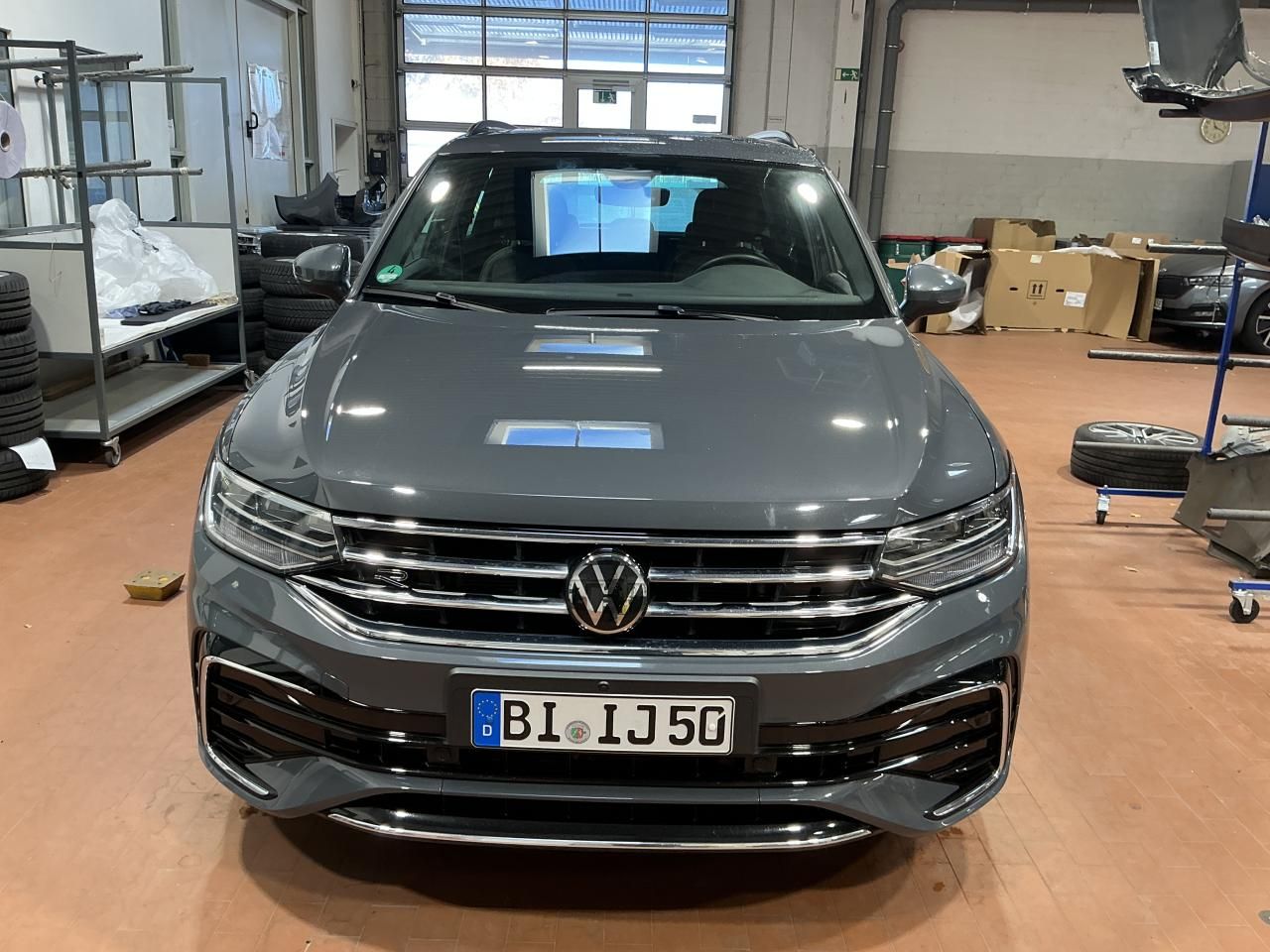 Fahrzeugabbildung Volkswagen Tiguan 2.0 TDI R-line Matrix|CarPlay|AHK|Pano|SD