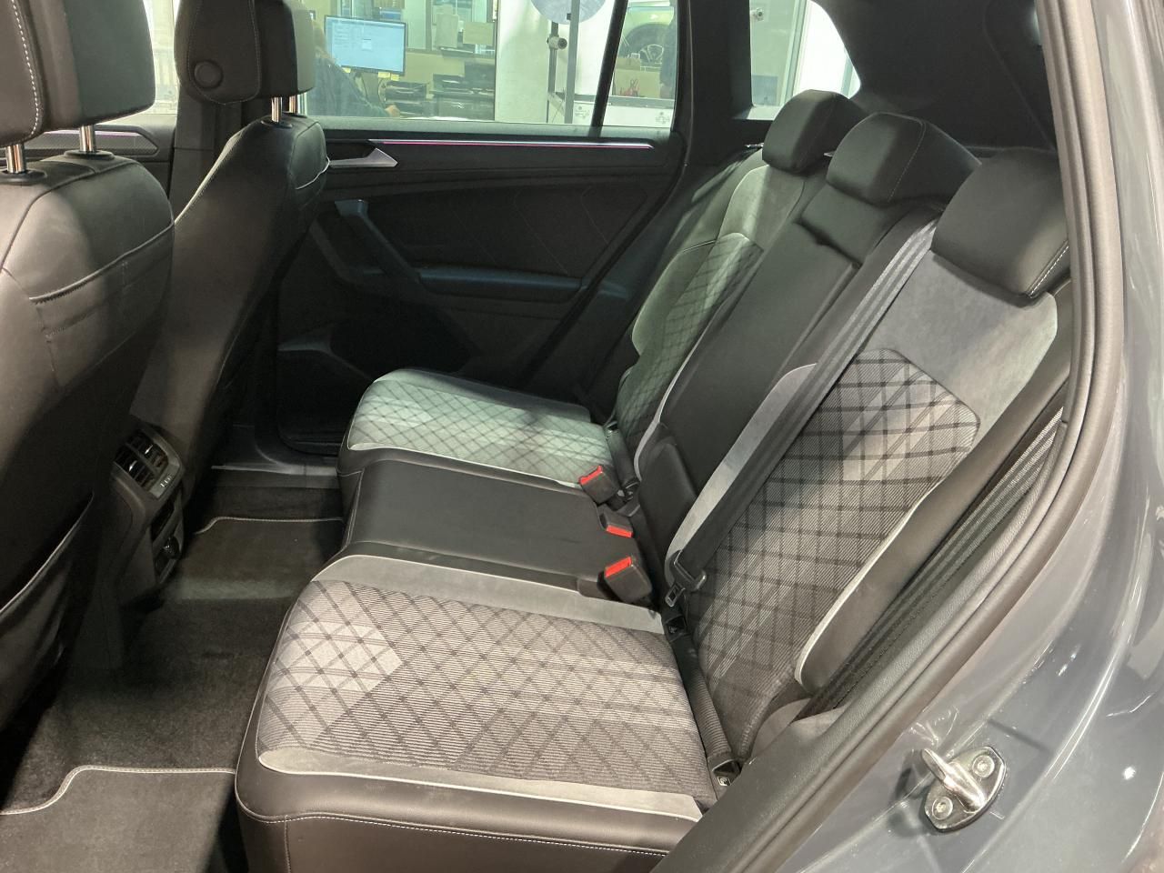 Fahrzeugabbildung Volkswagen Tiguan 2.0 TDI R-line Matrix|CarPlay|AHK|Pano|SD