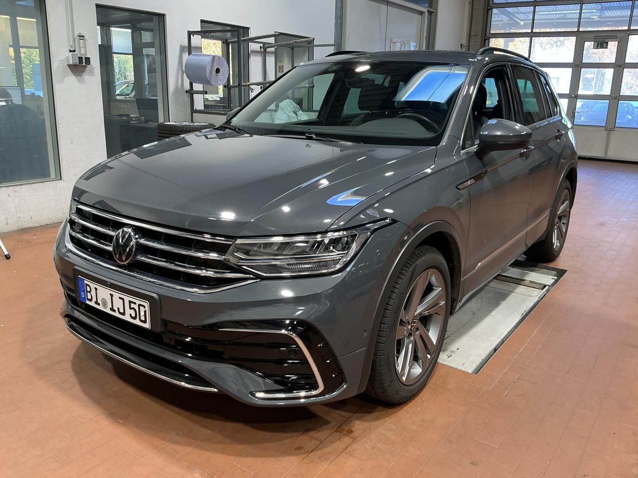 Fahrzeugabbildung Volkswagen Tiguan 2.0 TDI R-line Matrix|CarPlay|AHK|Pano|SD