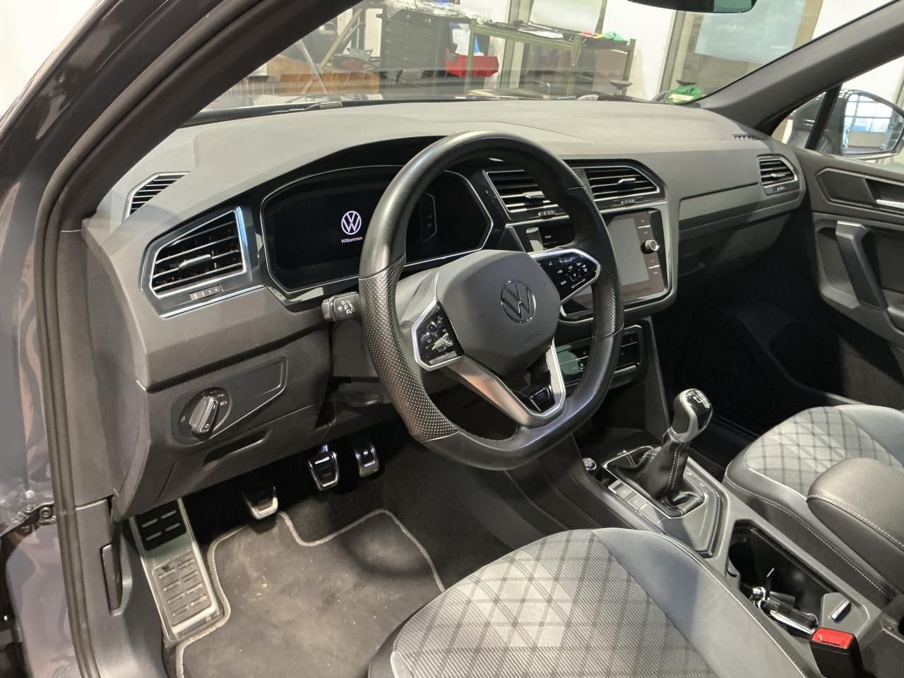 Fahrzeugabbildung Volkswagen Tiguan 2.0 TDI R-line Matrix|CarPlay|AHK|Pano|SD