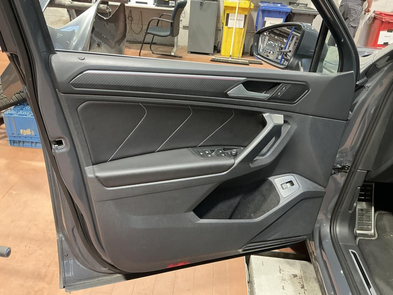 Fahrzeugabbildung Volkswagen Tiguan 2.0 TDI R-line Matrix|CarPlay|AHK|Pano|SD