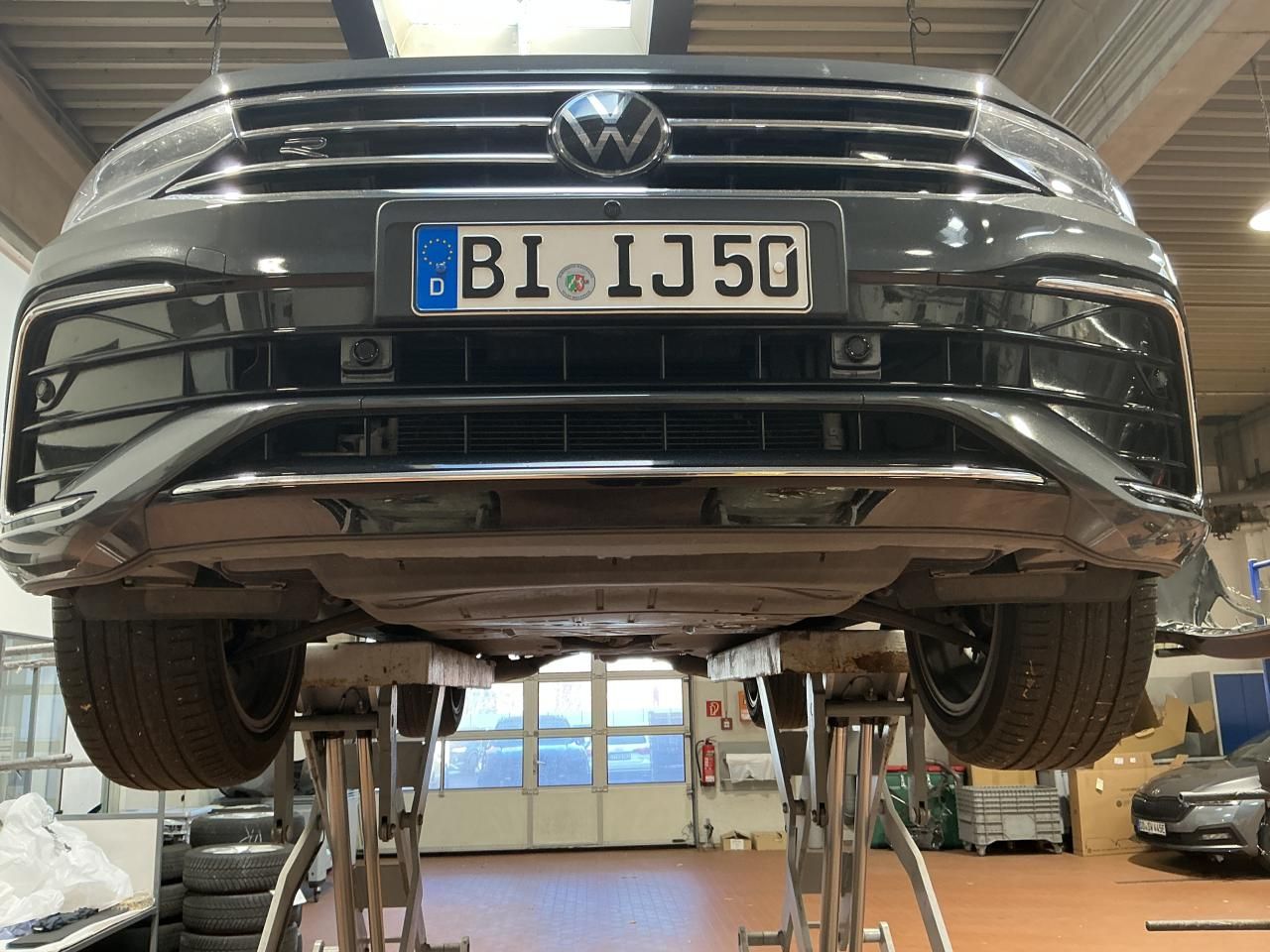 Fahrzeugabbildung Volkswagen Tiguan 2.0 TDI R-line Matrix|CarPlay|AHK|Pano|SD