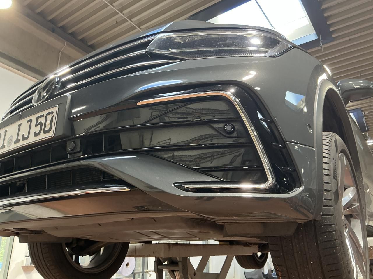 Fahrzeugabbildung Volkswagen Tiguan 2.0 TDI R-line Matrix|CarPlay|AHK|Pano|SD