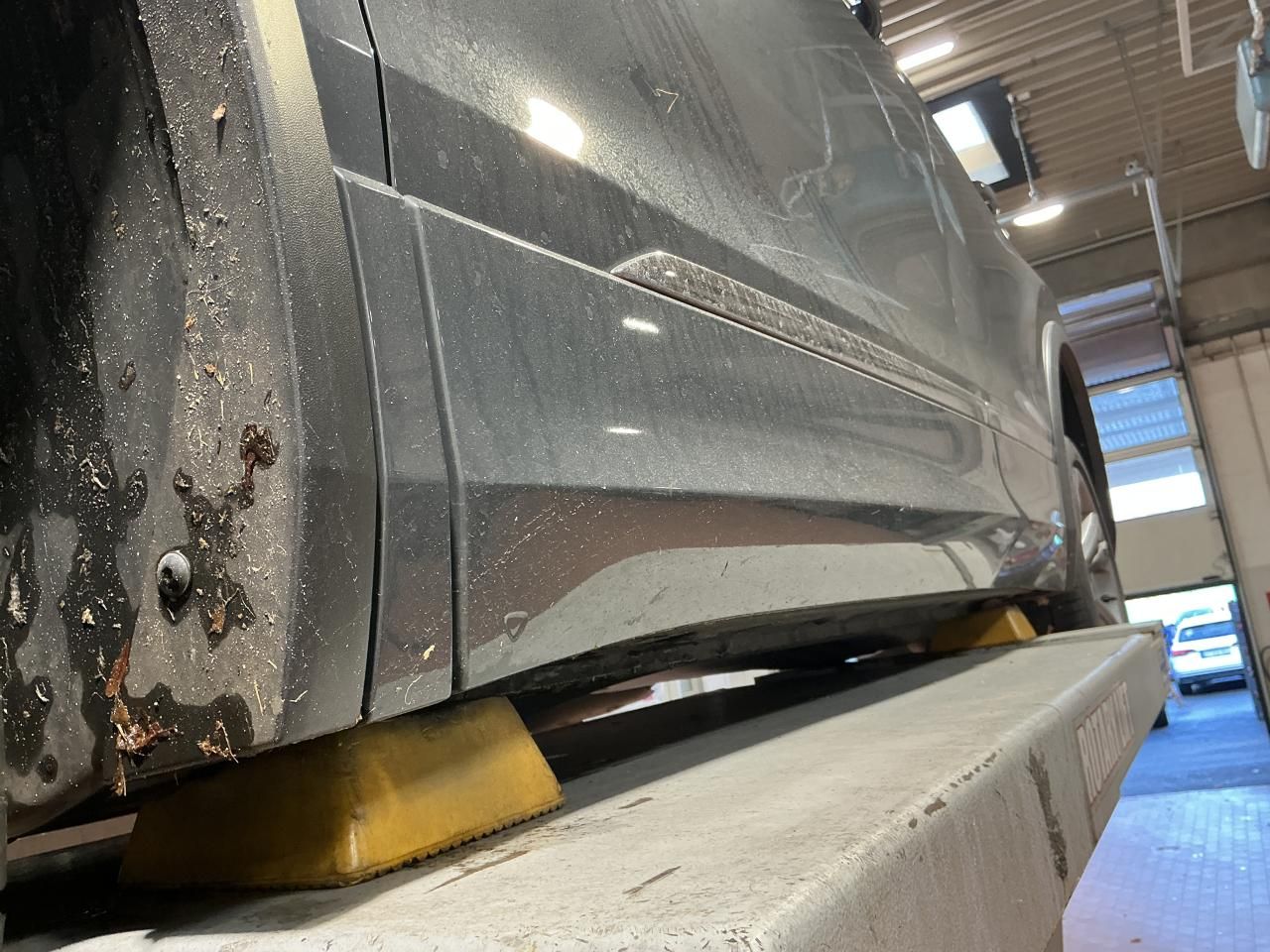 Fahrzeugabbildung Volkswagen Tiguan 2.0 TDI R-line Matrix|CarPlay|AHK|Pano|SD