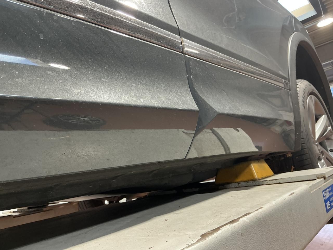 Fahrzeugabbildung Volkswagen Tiguan 2.0 TDI R-line Matrix|CarPlay|AHK|Pano|SD