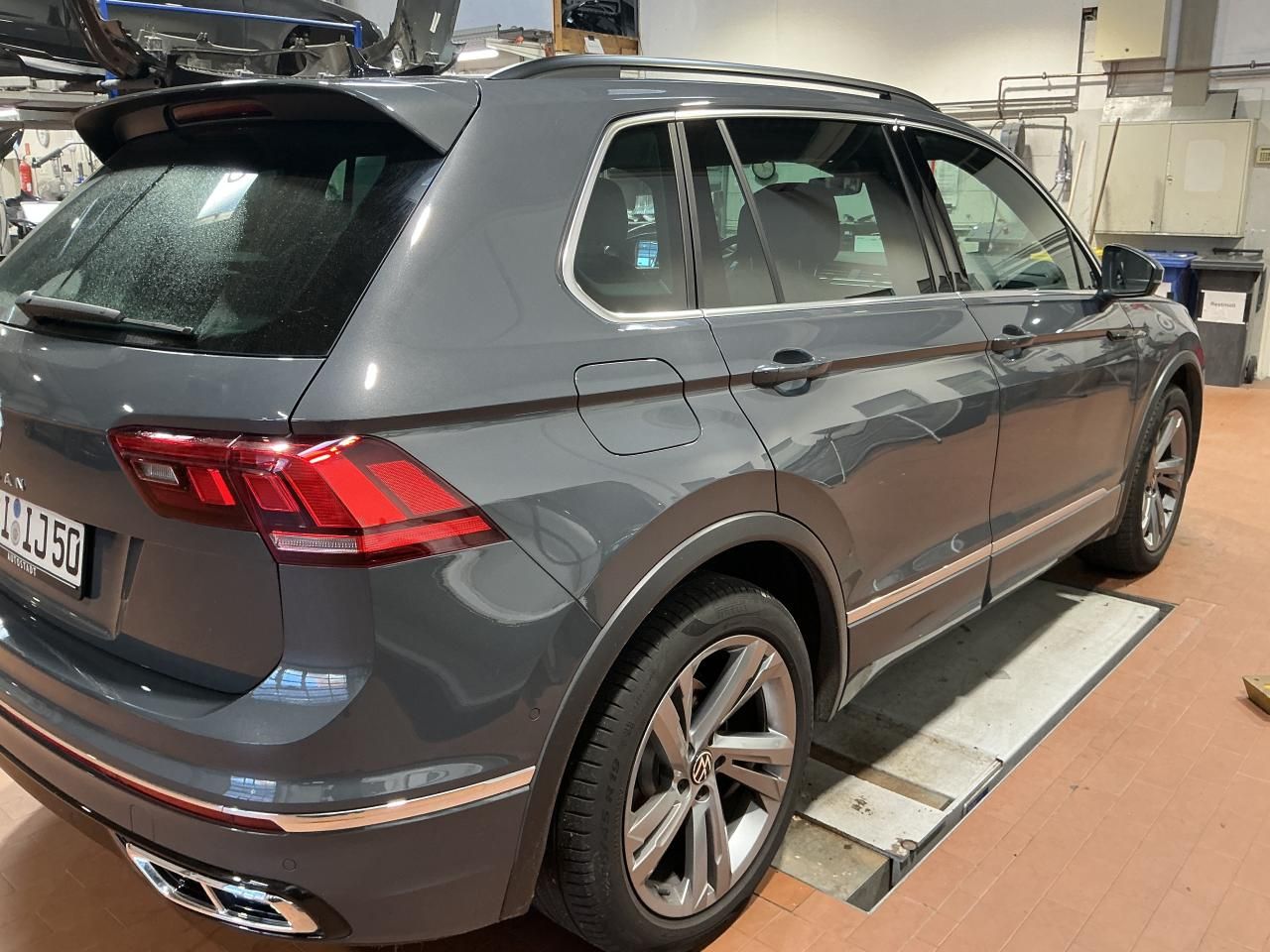 Fahrzeugabbildung Volkswagen Tiguan 2.0 TDI R-line Matrix|CarPlay|AHK|Pano|SD