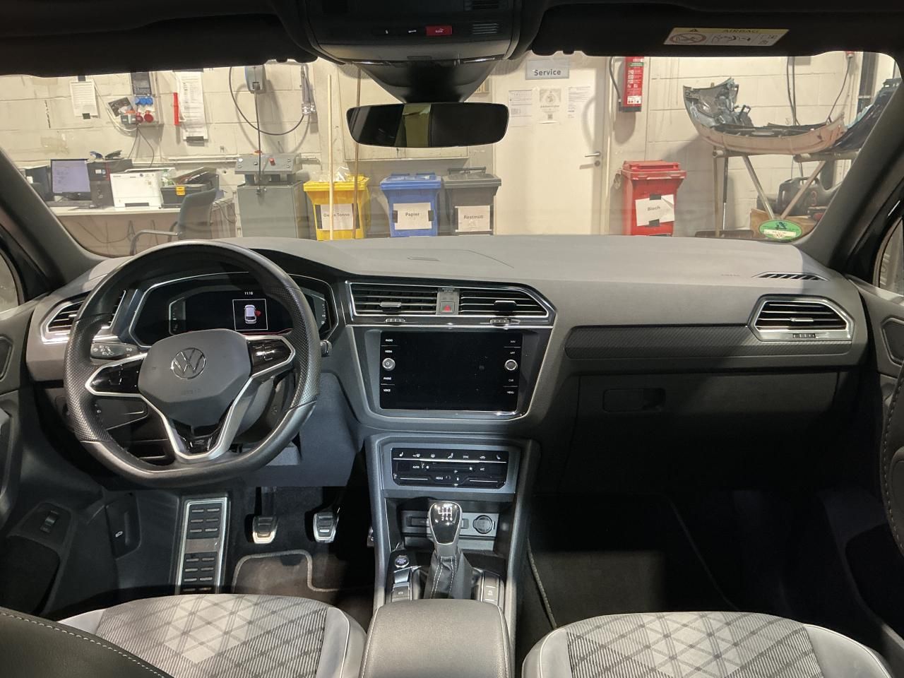 Fahrzeugabbildung Volkswagen Tiguan 2.0 TDI R-line Matrix|CarPlay|AHK|Pano|SD
