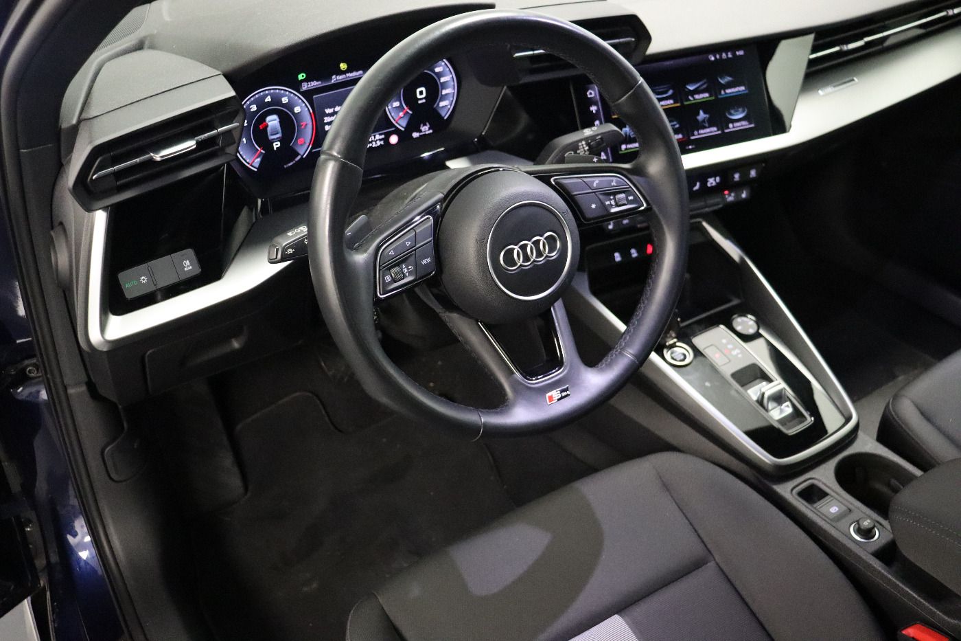 Fahrzeugabbildung Audi A3 Limousine 35 TFSI S tronic S line CarPlay|ACC