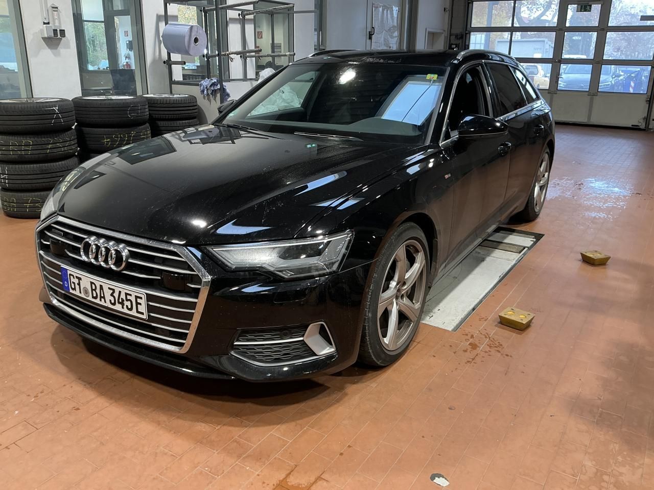 Fahrzeugabbildung Audi A6 Avant 50 TFSIe Quattro S-tronic S line AHK