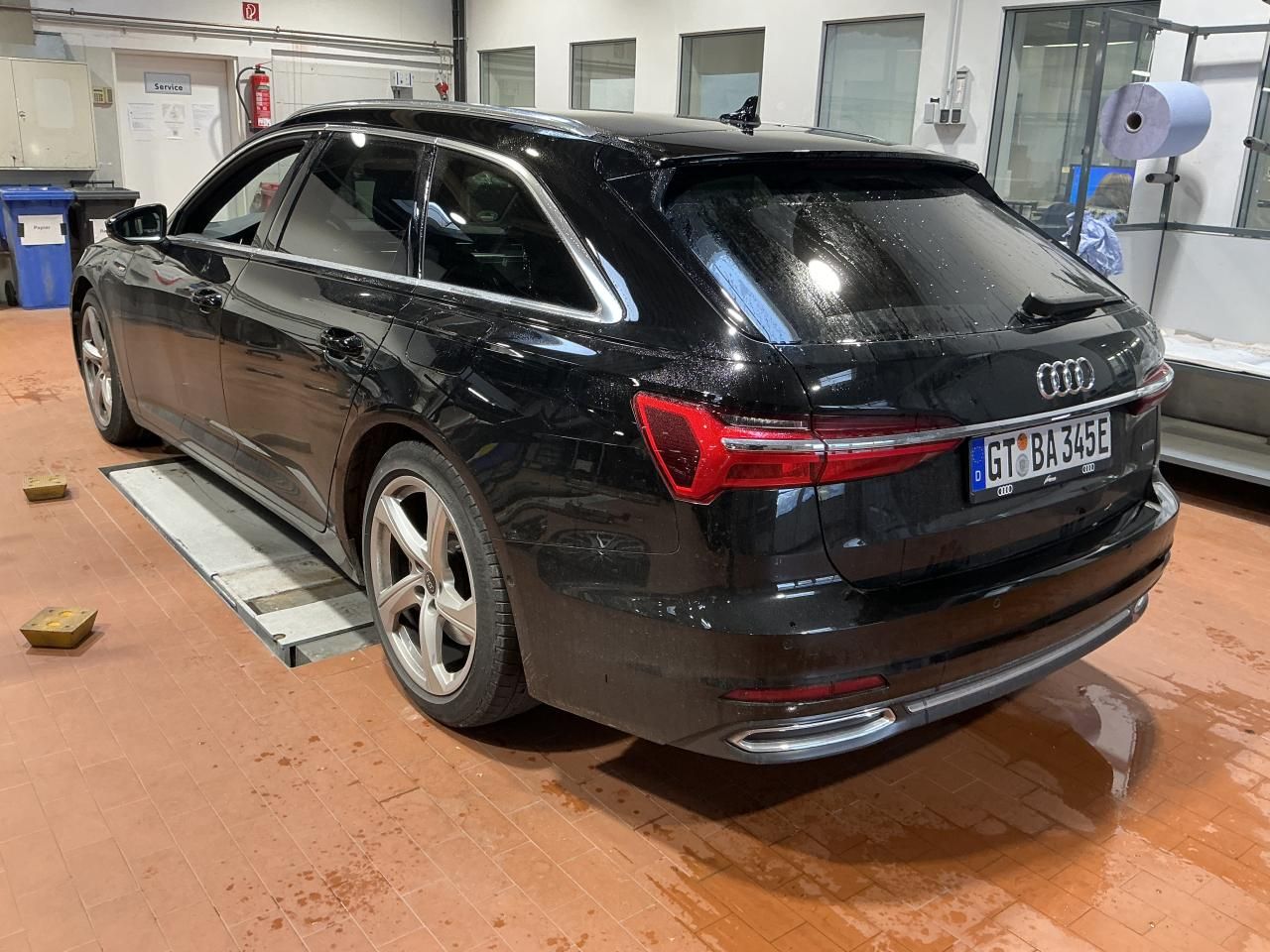 Fahrzeugabbildung Audi A6 Avant 50 TFSIe Quattro S-tronic S line AHK