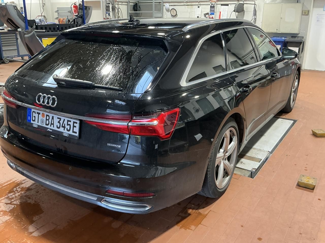 Fahrzeugabbildung Audi A6 Avant 50 TFSIe Quattro S-tronic S line AHK