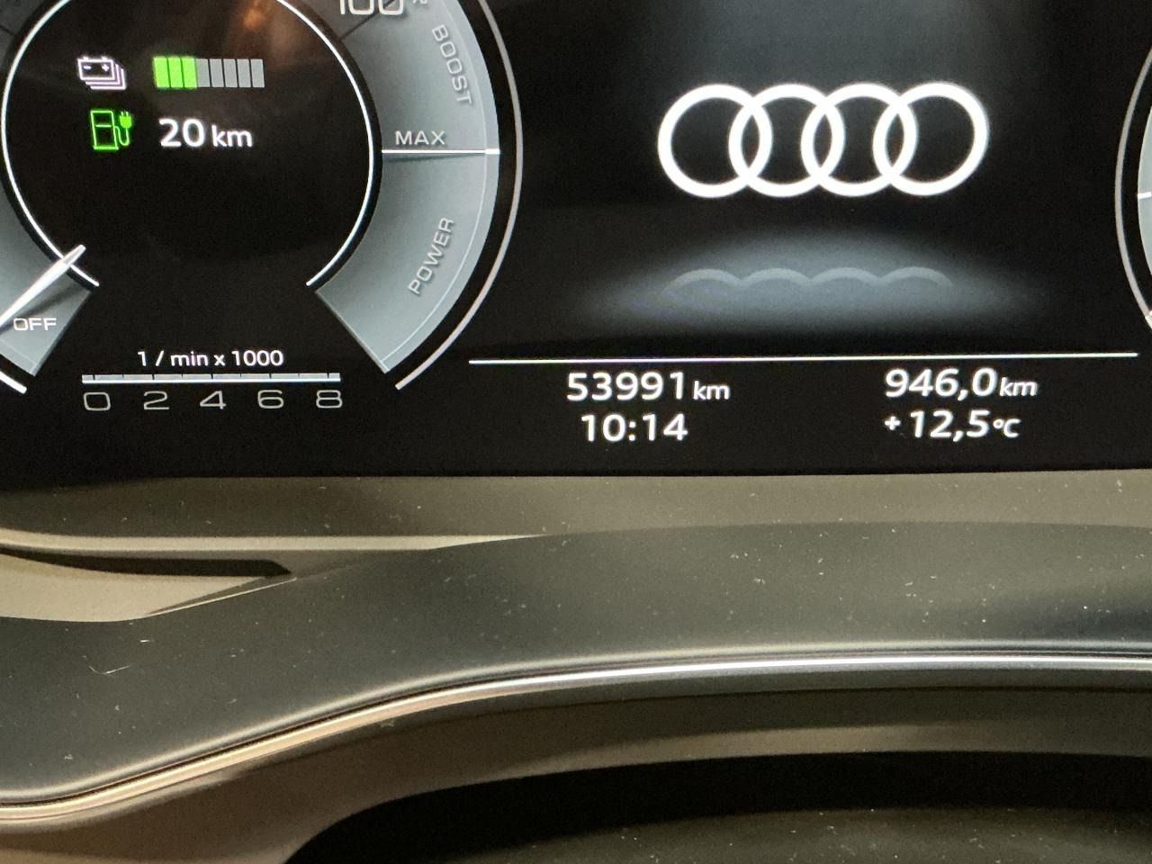 Fahrzeugabbildung Audi A6 Avant 55 TFSIe quattro S tronic S line Matrix