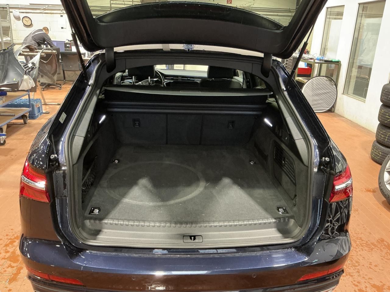 Fahrzeugabbildung Audi A6 Avant 55 TFSIe quattro S tronic S line Matrix