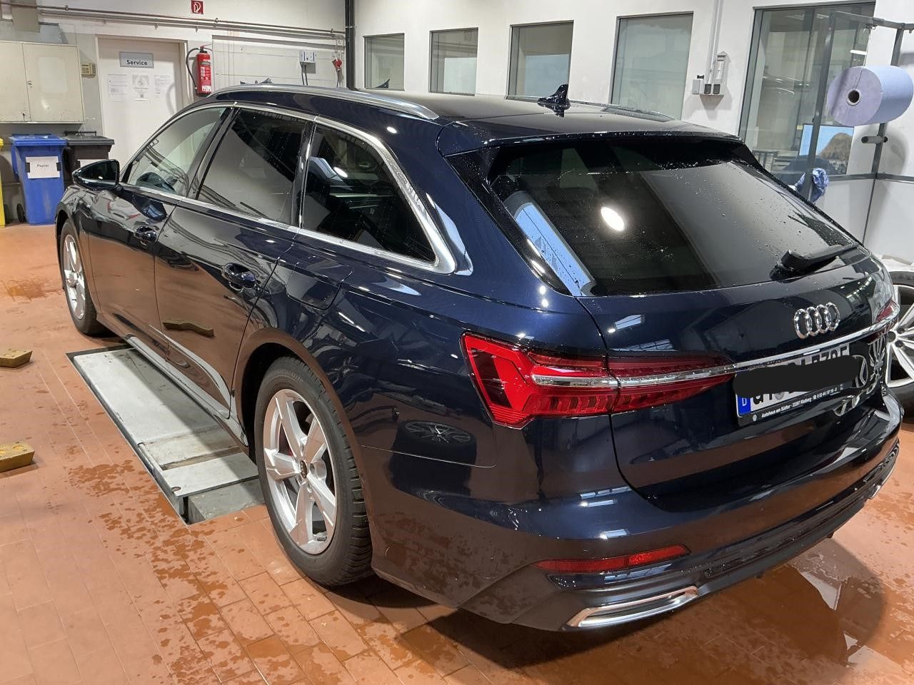 Fahrzeugabbildung Audi A6 Avant 55 TFSIe quattro S tronic S line Matrix