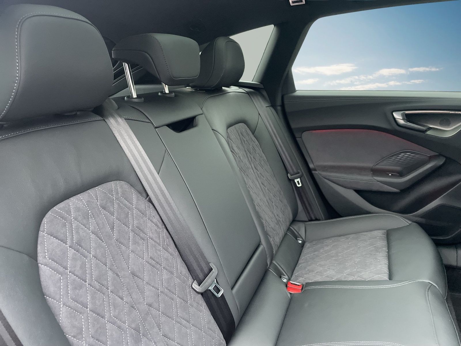 Fahrzeugabbildung Audi A5 Avant e-hybrid quattro 270 kW S tronic Matrix