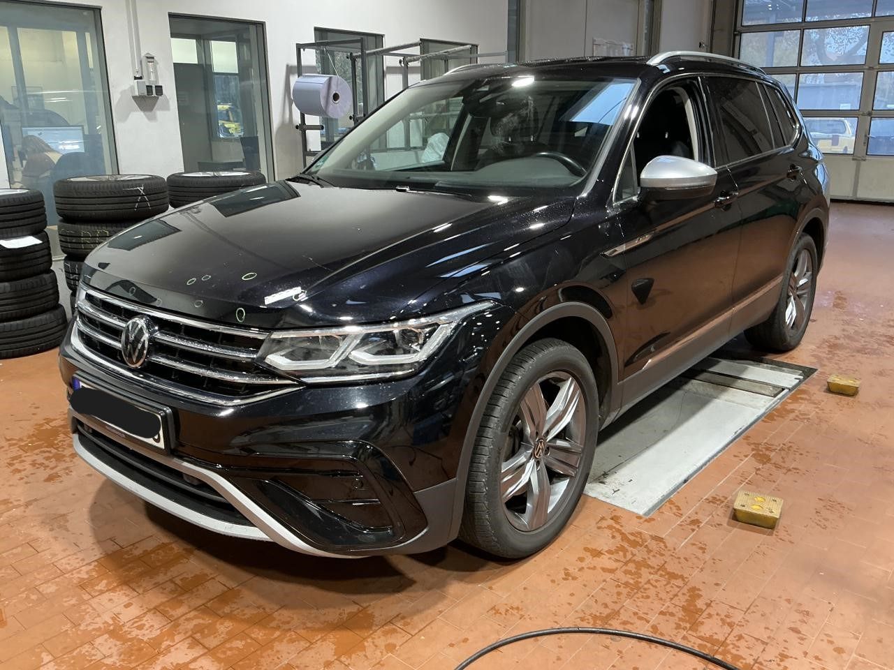 Fahrzeugabbildung Volkswagen Tiguan Allspace 2.0 TDI 4 Motion DSG Elegance LM
