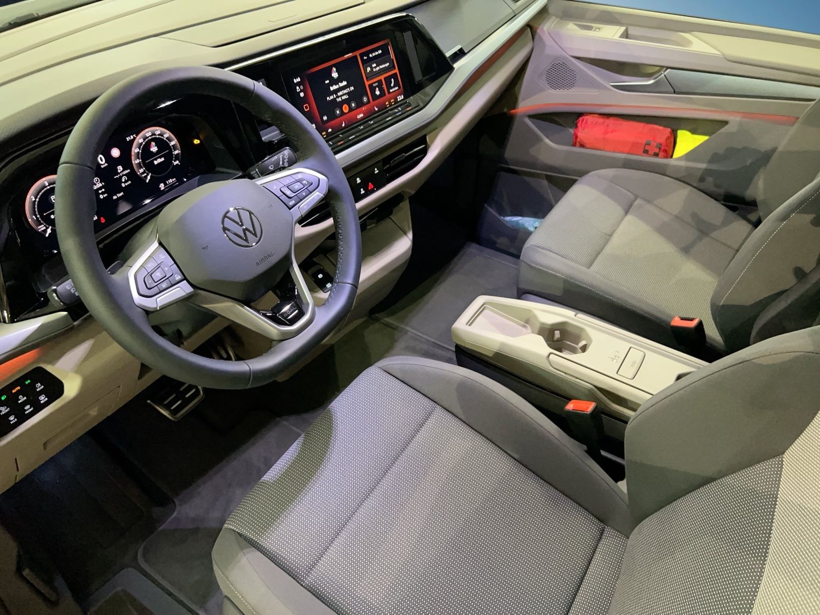 Fahrzeug autohaus mense Fahrzeugabbildung Volkswagen Multivan Life Motor: 2.0 l TDI SCR 110 kW Getrie