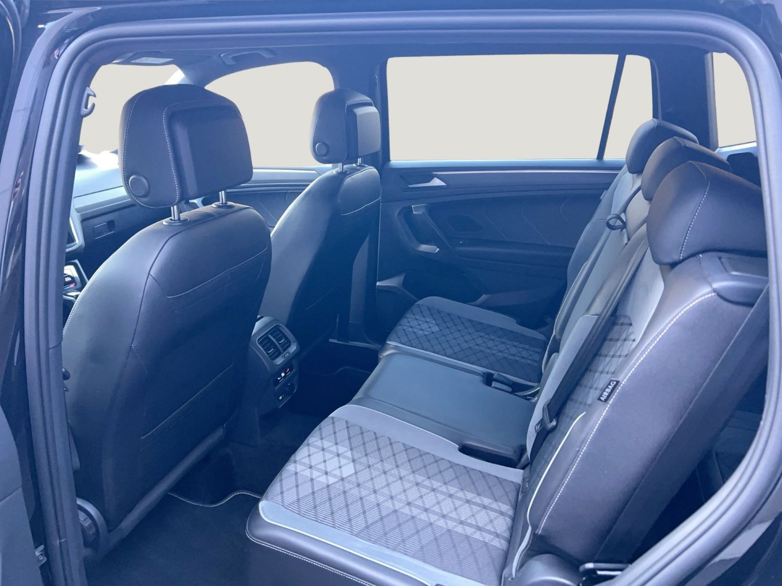 Fahrzeugabbildung Volkswagen Tiguan Allspace 2.0 TDI 4 Motion DSG R-line h/k