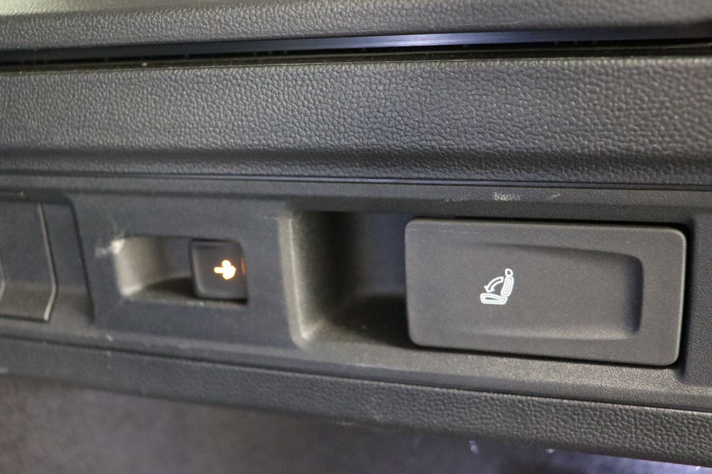 Fahrzeugabbildung Volkswagen Passat Variant 1.5 eTSI DSG Business CarPlay|AHK