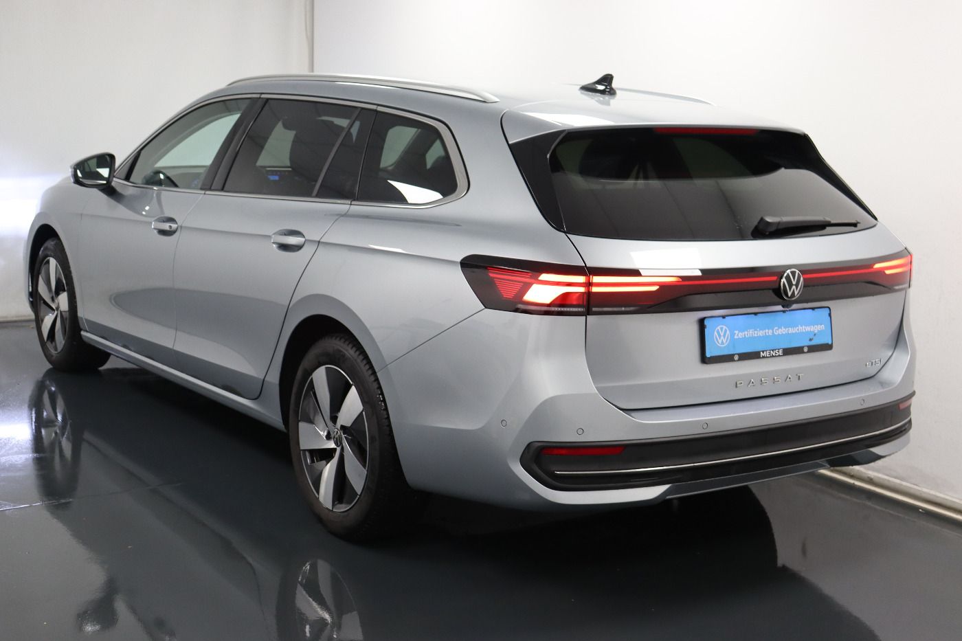 Fahrzeugabbildung Volkswagen Passat Variant 1.5 eTSI DSG Business CarPlay|AHK