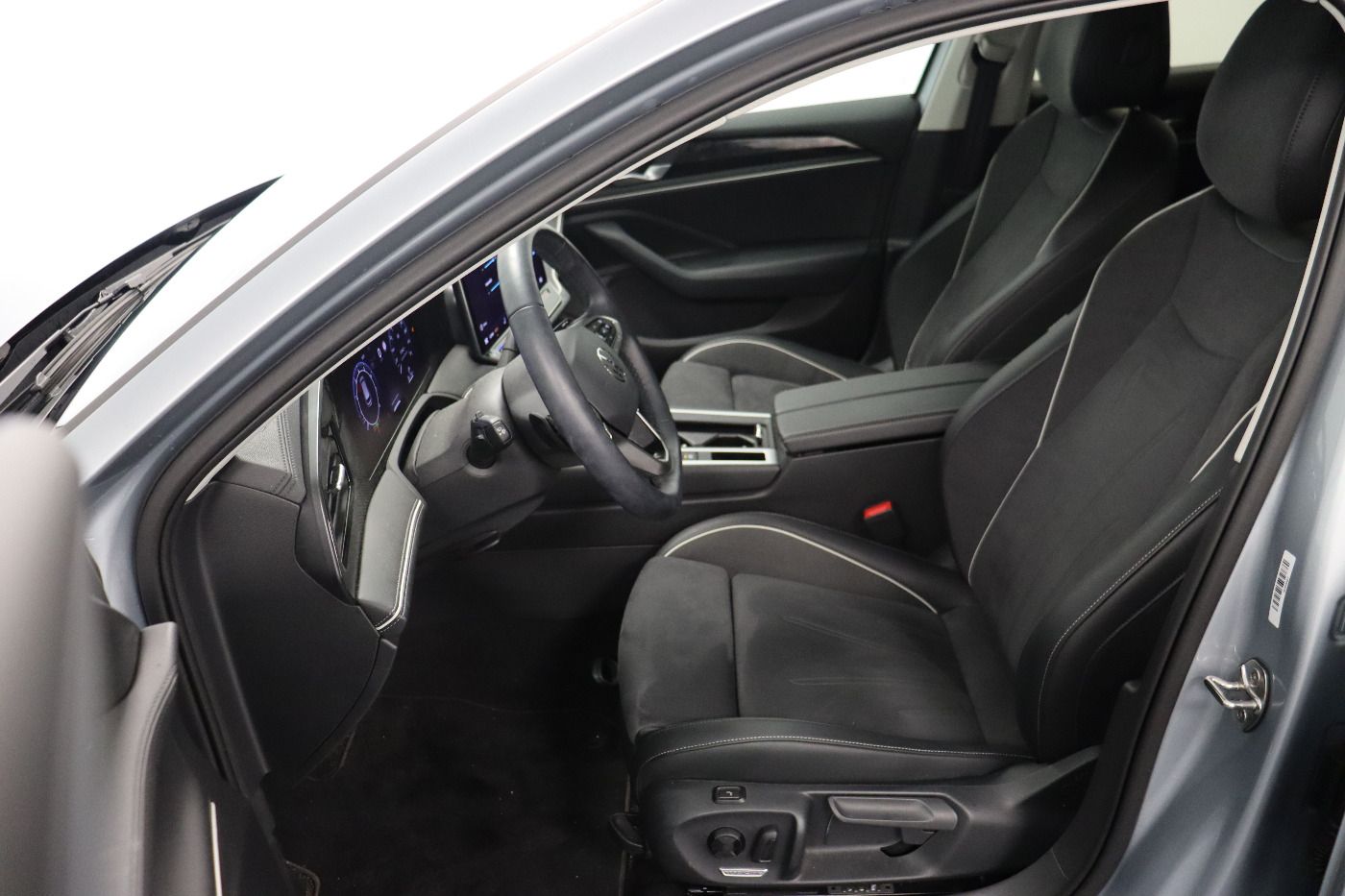 Fahrzeugabbildung Volkswagen Passat Variant 1.5 eTSI DSG Business CarPlay|AHK