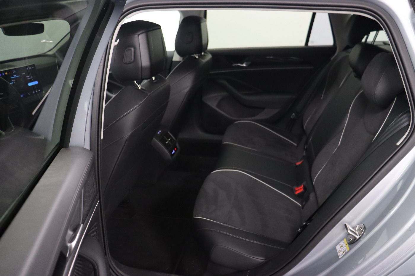 Fahrzeugabbildung Volkswagen Passat Variant 1.5 eTSI DSG Business CarPlay|AHK