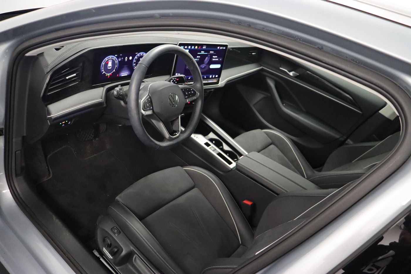 Fahrzeugabbildung Volkswagen Passat Variant 1.5 eTSI DSG Business CarPlay|AHK