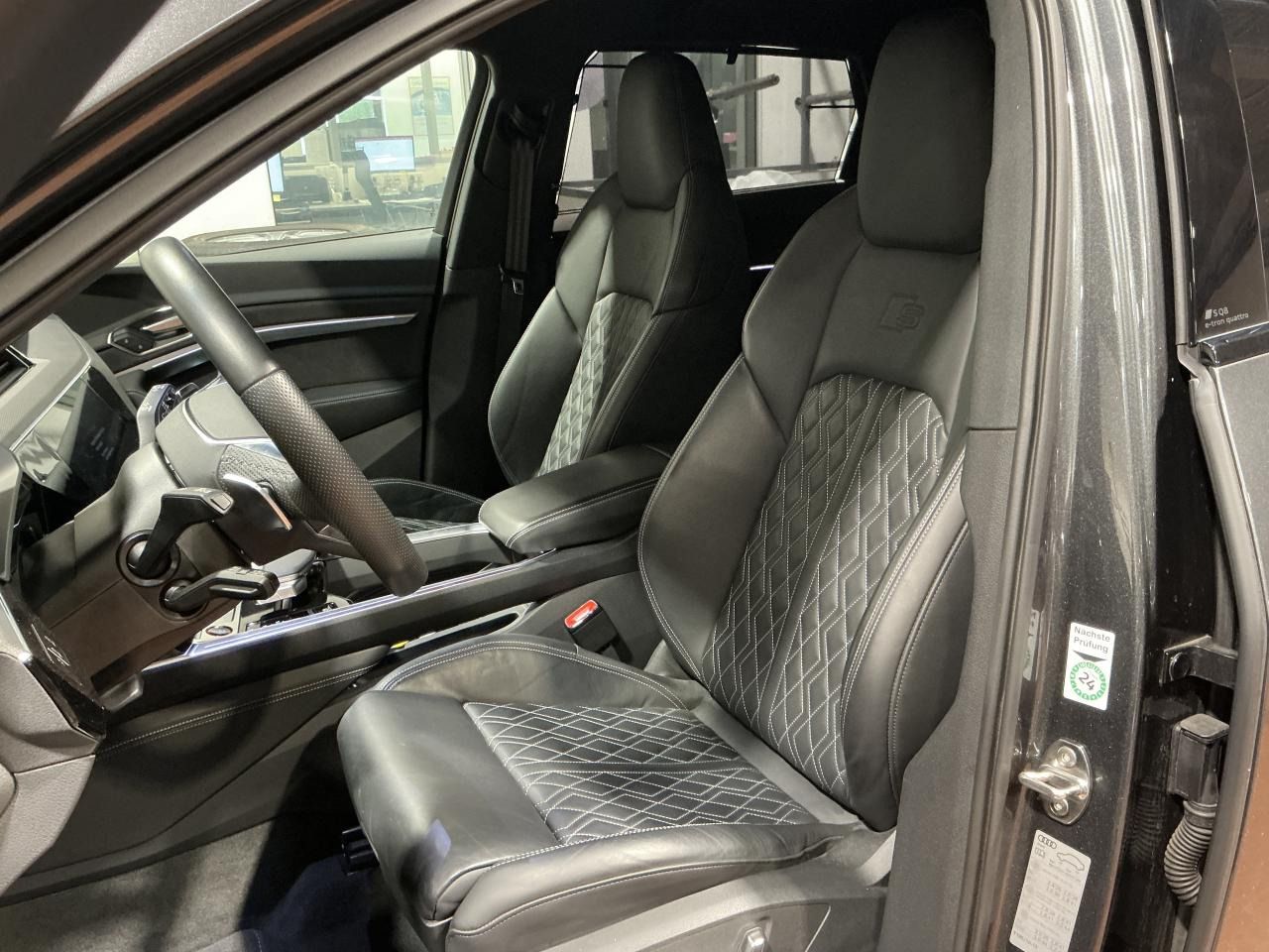 Fahrzeug autohaus mense Fahrzeugabbildung Audi SQ8 e-tron quattro Matrix|B&O|AHK|HUD|Luft|Pano