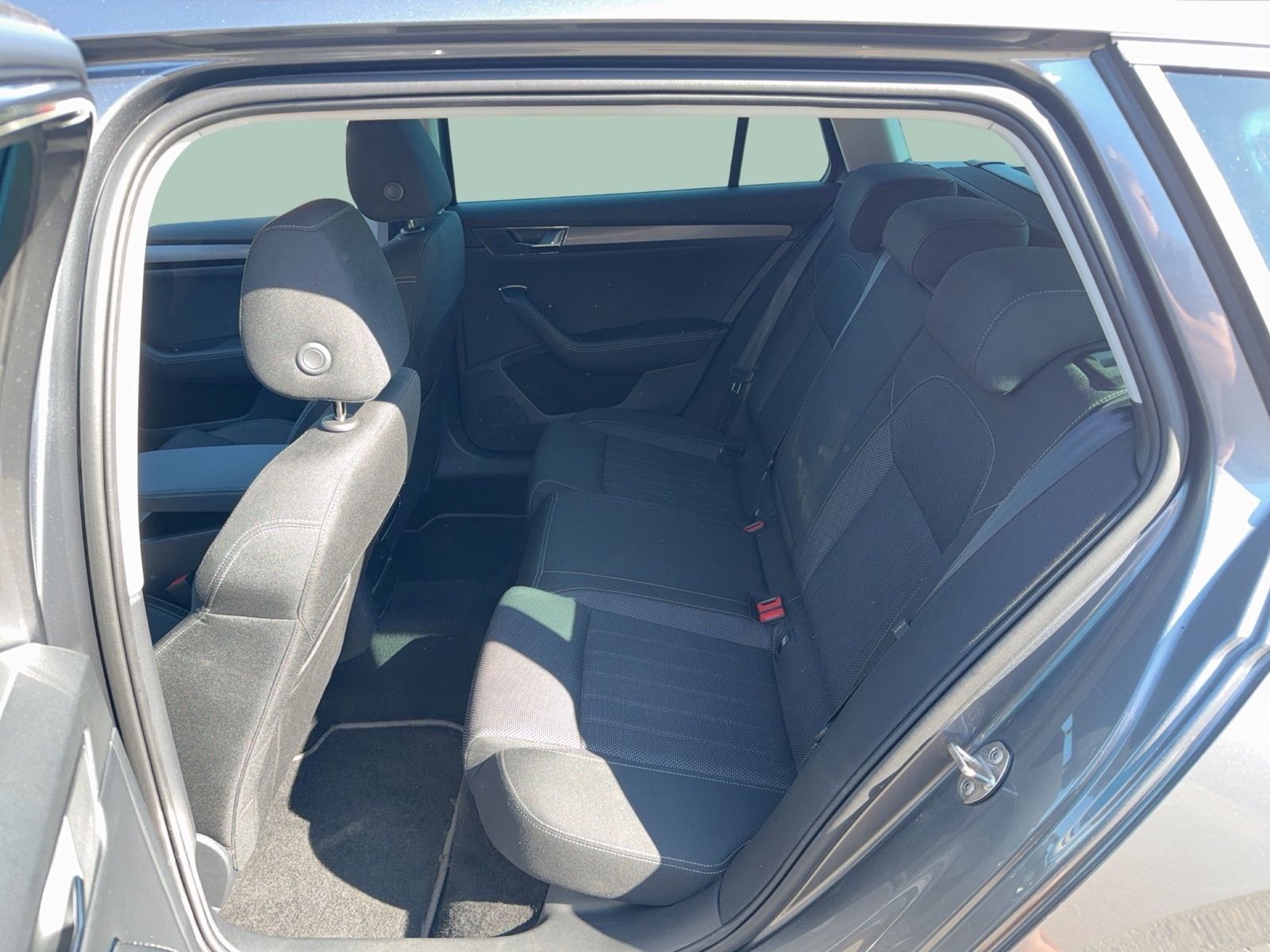 Fahrzeug autohaus mense Fahrzeugabbildung SKODA Superb Combi Style 2.0l TDI 110kW 7-Gang-DSG ACC - mit KI generiert/bearbeitet