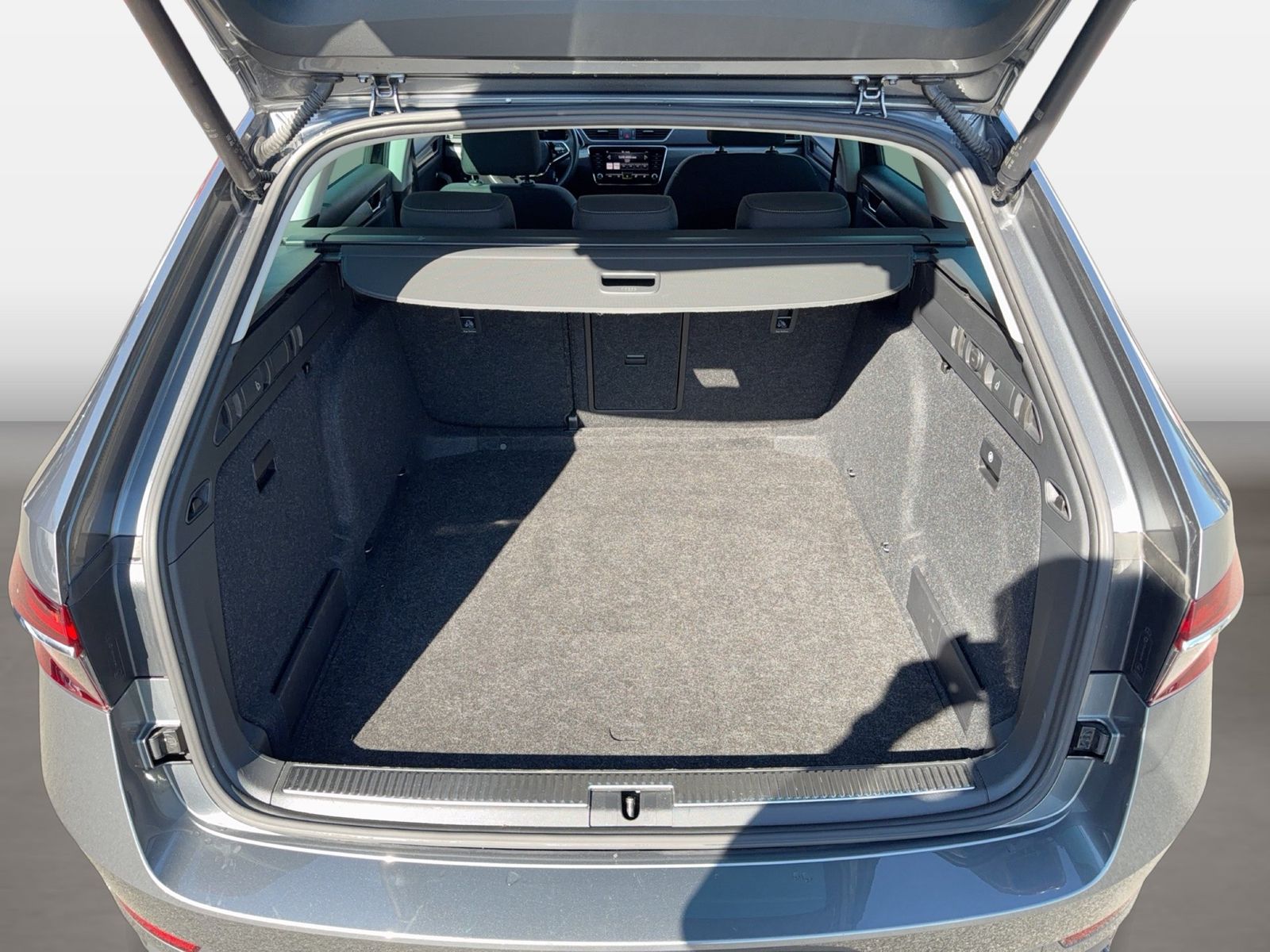 Fahrzeug autohaus mense Fahrzeugabbildung SKODA Superb Combi Style 2.0l TDI 110kW 7-Gang-DSG ACC - mit KI generiert/bearbeitet