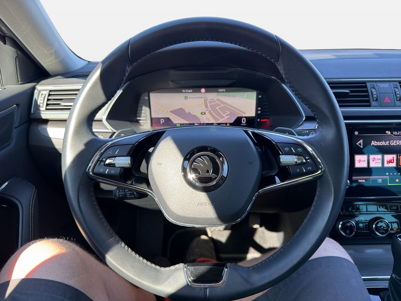 Fahrzeug autohaus mense Fahrzeugabbildung SKODA Superb Combi Style 2.0l TDI 110kW 7-Gang-DSG ACC - mit KI generiert/bearbeitet