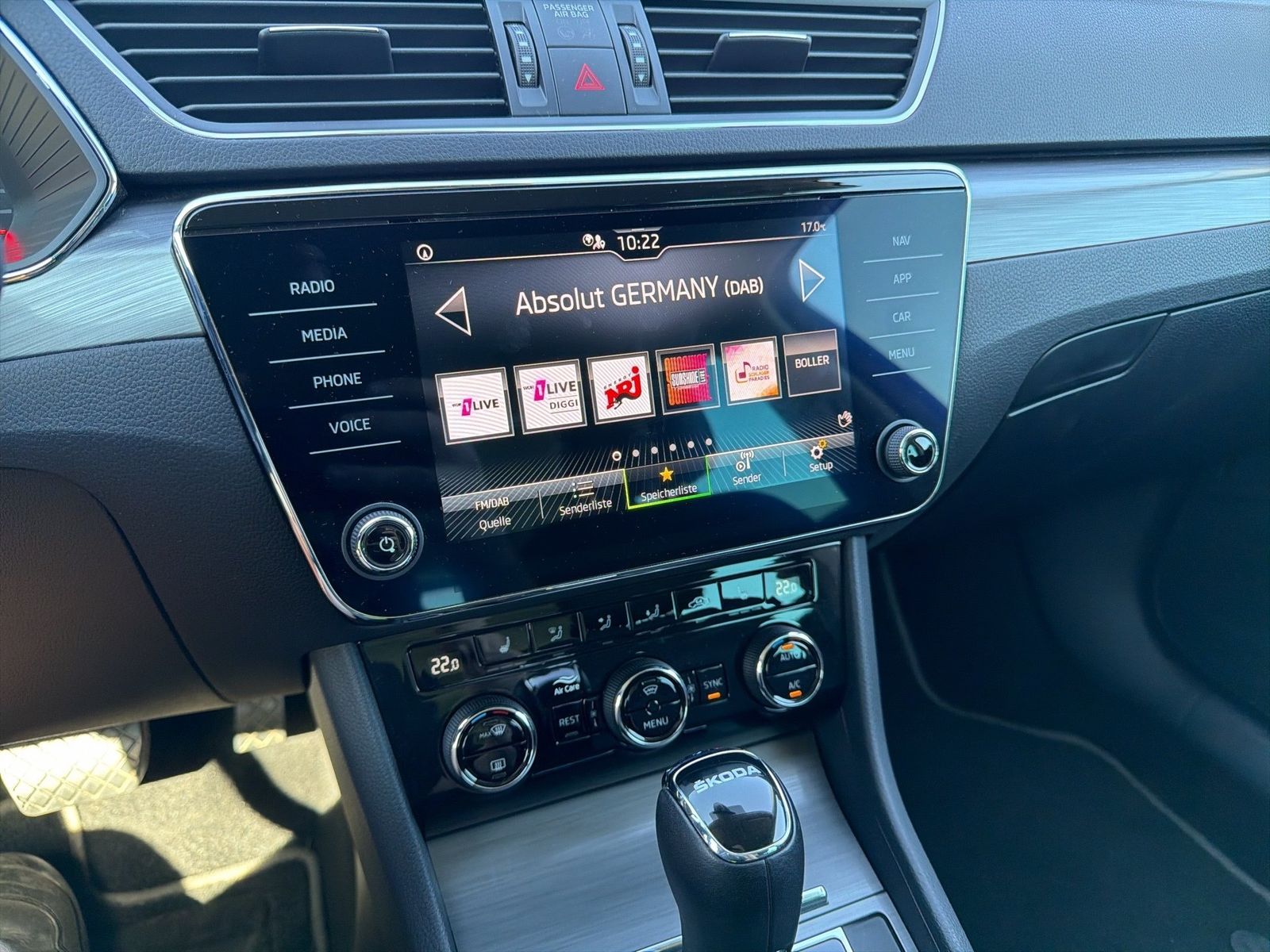 Fahrzeug autohaus mense Fahrzeugabbildung SKODA Superb Combi Style 2.0l TDI 110kW 7-Gang-DSG ACC - mit KI generiert/bearbeitet
