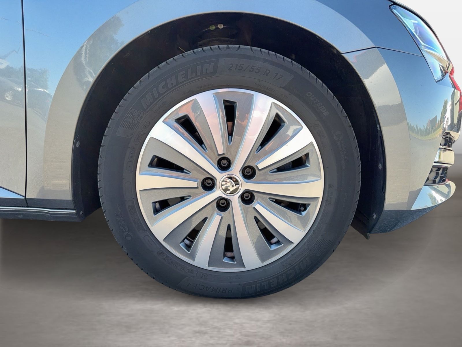 Fahrzeug autohaus mense Fahrzeugabbildung SKODA Superb Combi Style 2.0l TDI 110kW 7-Gang-DSG ACC - mit KI generiert/bearbeitet