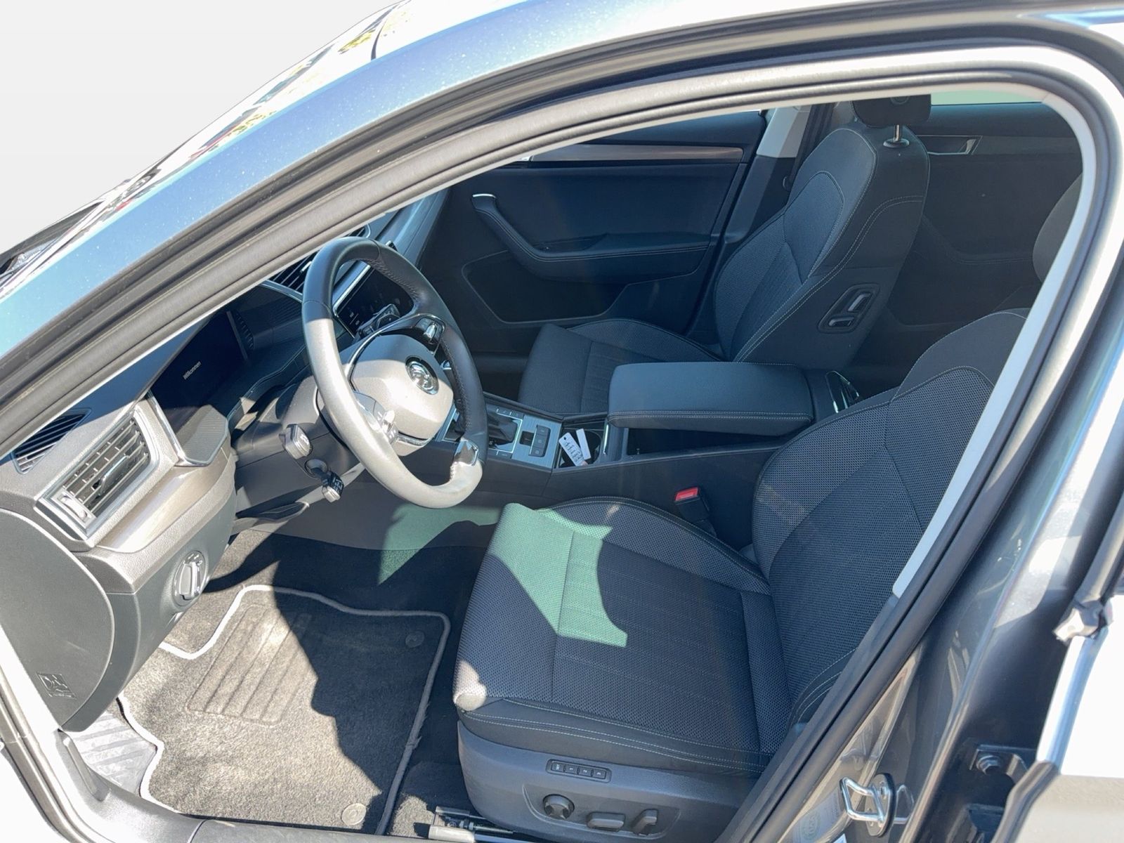 Fahrzeug autohaus mense Fahrzeugabbildung SKODA Superb Combi Style 2.0l TDI 110kW 7-Gang-DSG ACC - mit KI generiert/bearbeitet