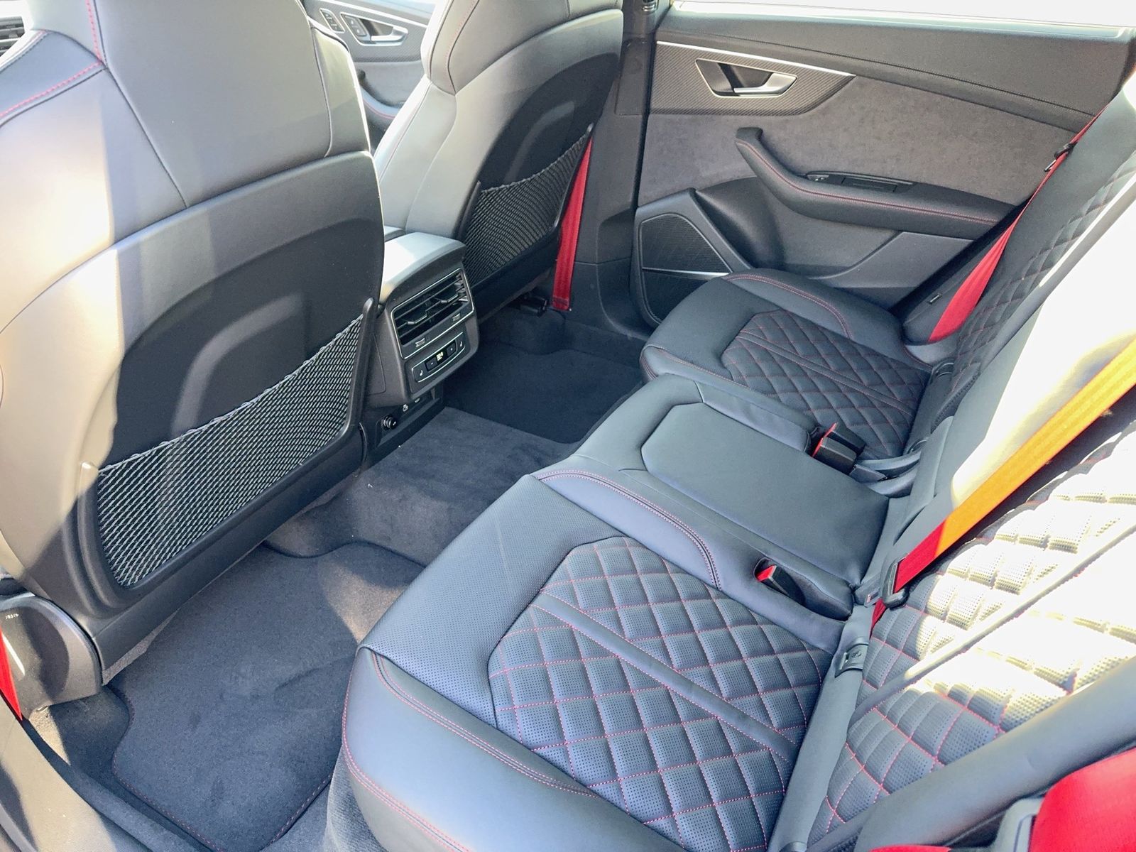 Fahrzeugabbildung Audi Q8 SUV TFSI e quattro 360 kW tiptronic Matrix|SD