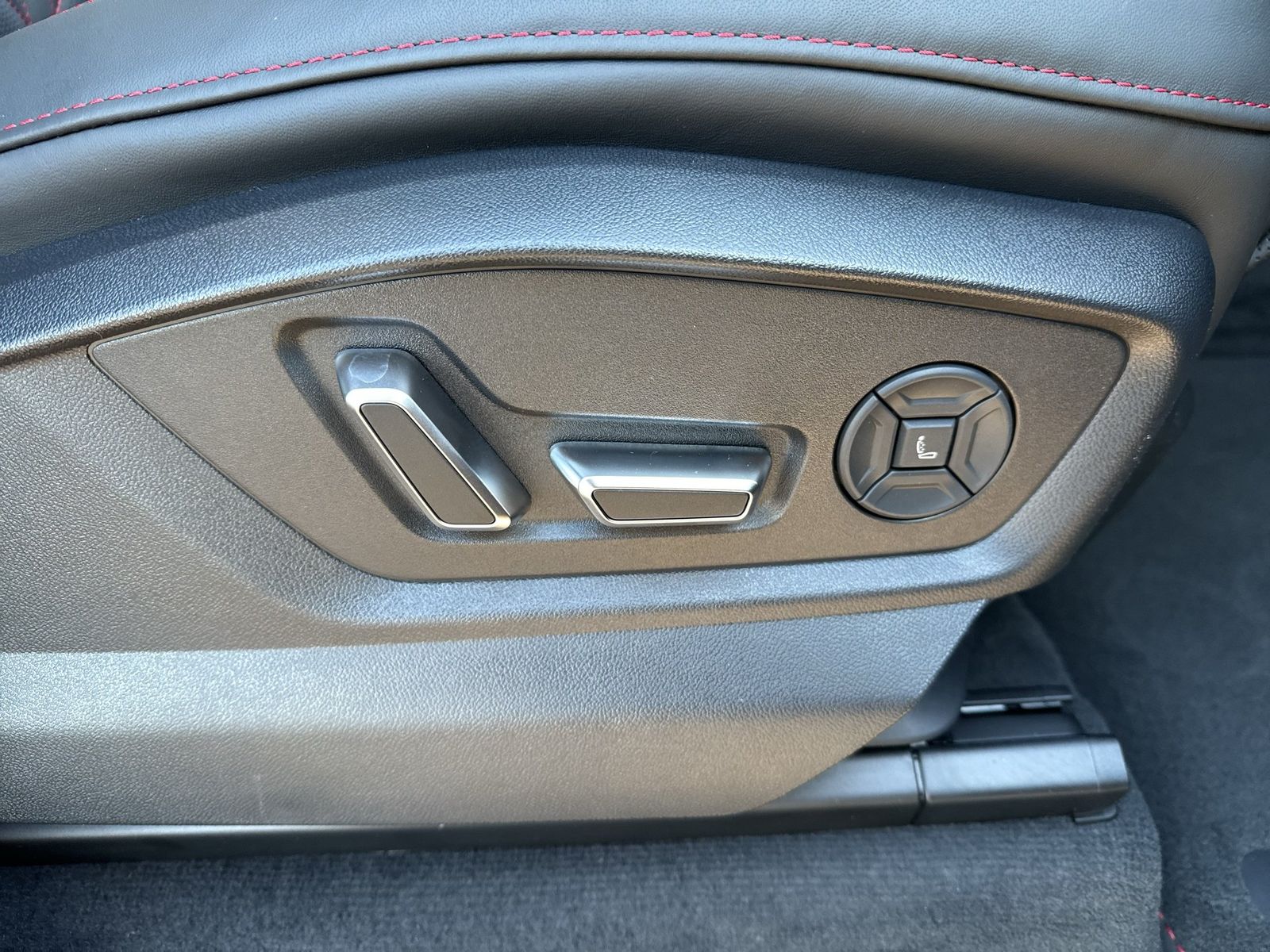 Fahrzeugabbildung Audi Q8 SUV TFSI e quattro 360 kW tiptronic Matrix|SD