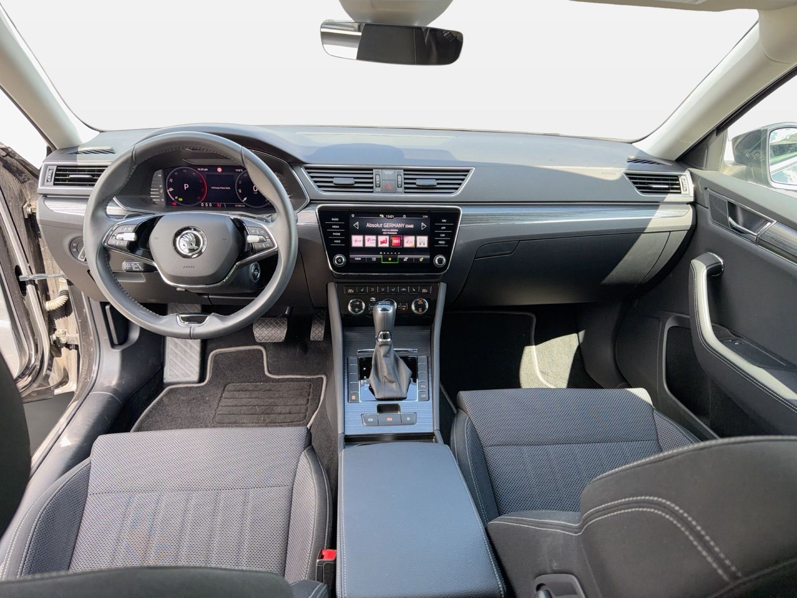 Fahrzeugabbildung SKODA Superb Combi Style 2.0l TDI 110kW 7-Gang-DSG AHK - mit KI generiert/bearbeitet