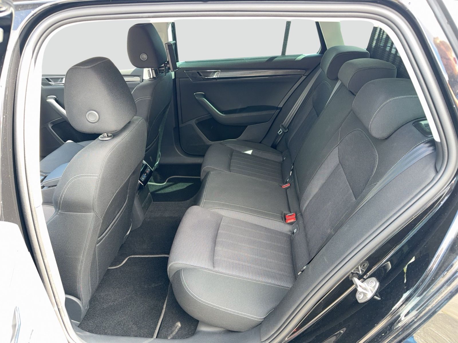 Fahrzeugabbildung SKODA Superb Combi Style 2.0l TDI 110kW 7-Gang-DSG AHK - mit KI generiert/bearbeitet