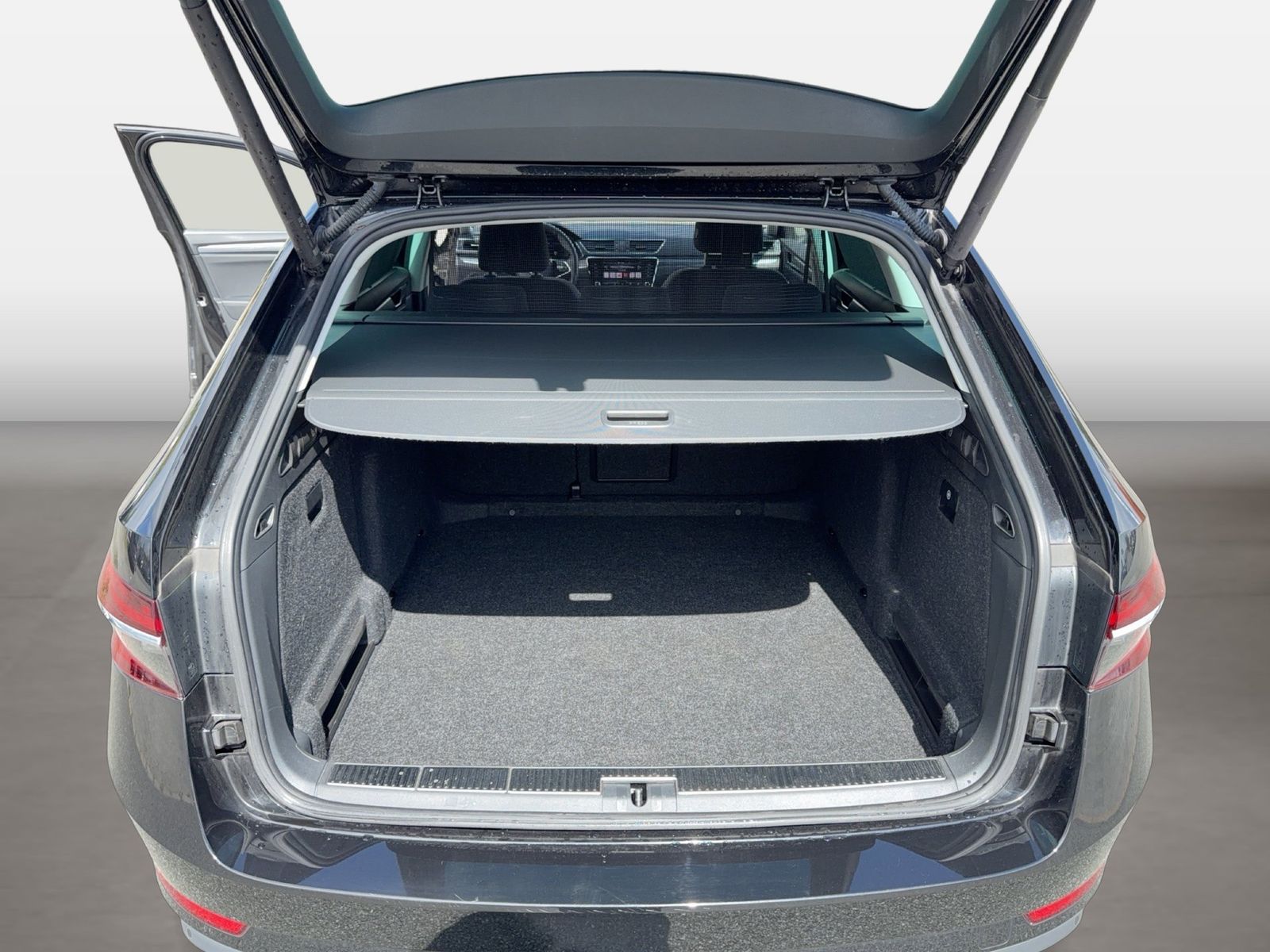 Fahrzeugabbildung SKODA Superb Combi Style 2.0l TDI 110kW 7-Gang-DSG AHK - mit KI generiert/bearbeitet
