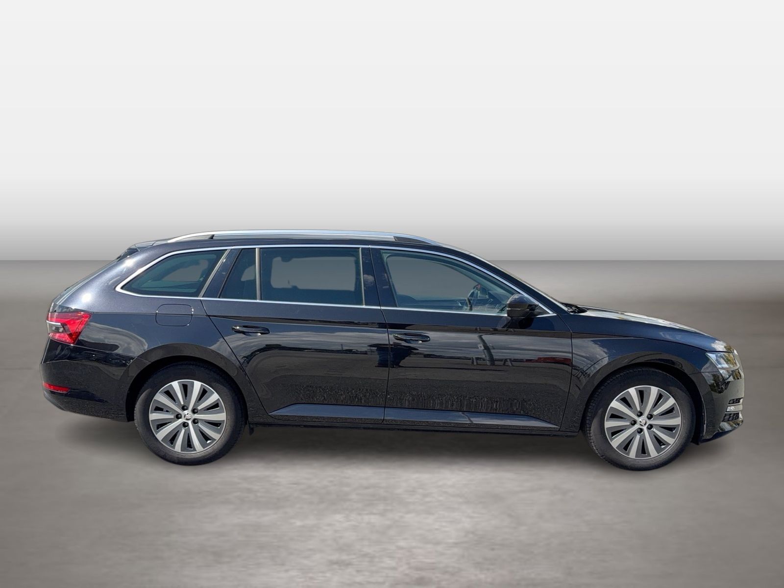 Fahrzeugabbildung SKODA Superb Combi Style 2.0l TDI 110kW 7-Gang-DSG AHK - mit KI generiert/bearbeitet