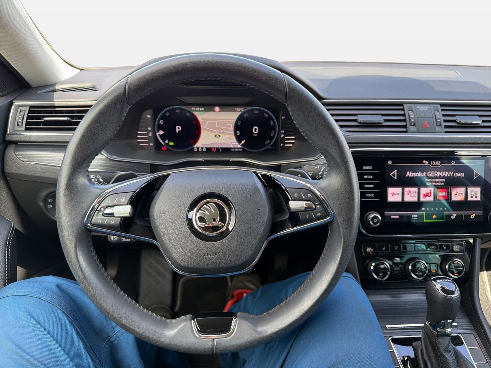 Fahrzeugabbildung SKODA Superb Combi Style 2.0l TDI 110kW 7-Gang-DSG AHK - mit KI generiert/bearbeitet