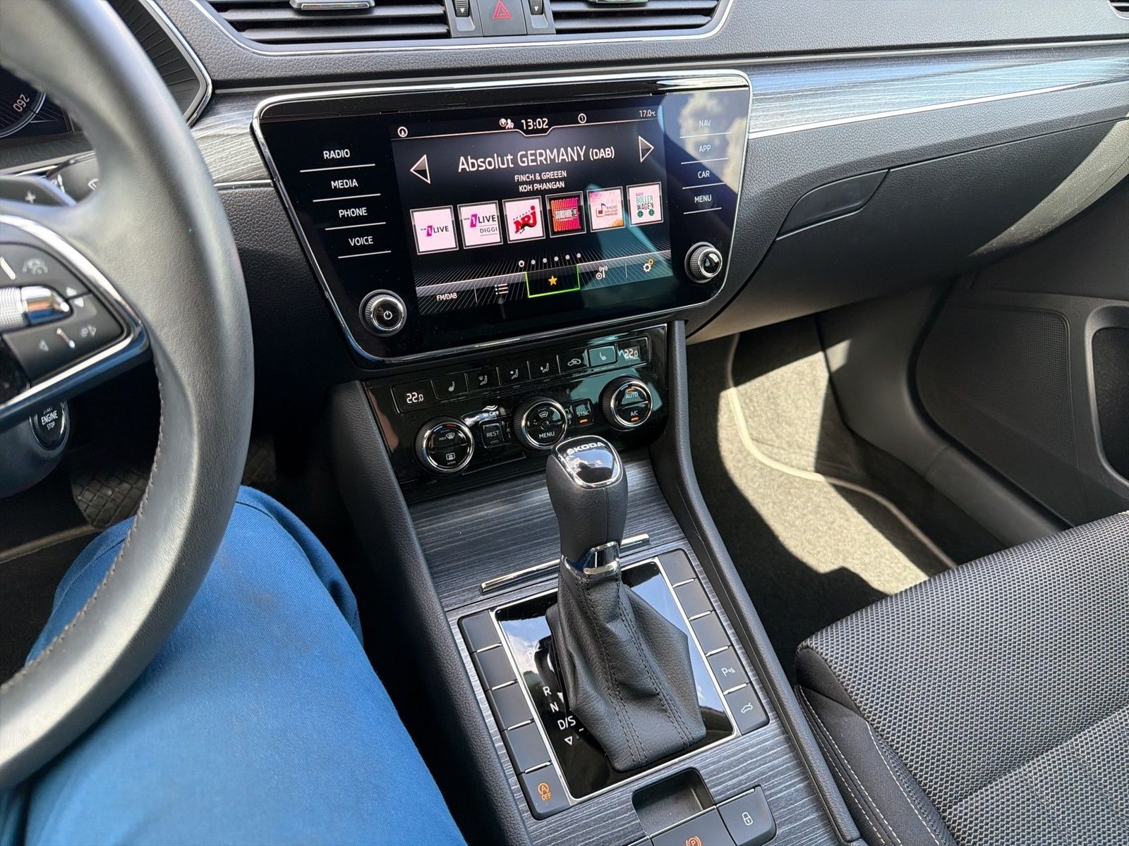 Fahrzeugabbildung SKODA Superb Combi Style 2.0l TDI 110kW 7-Gang-DSG AHK - mit KI generiert/bearbeitet