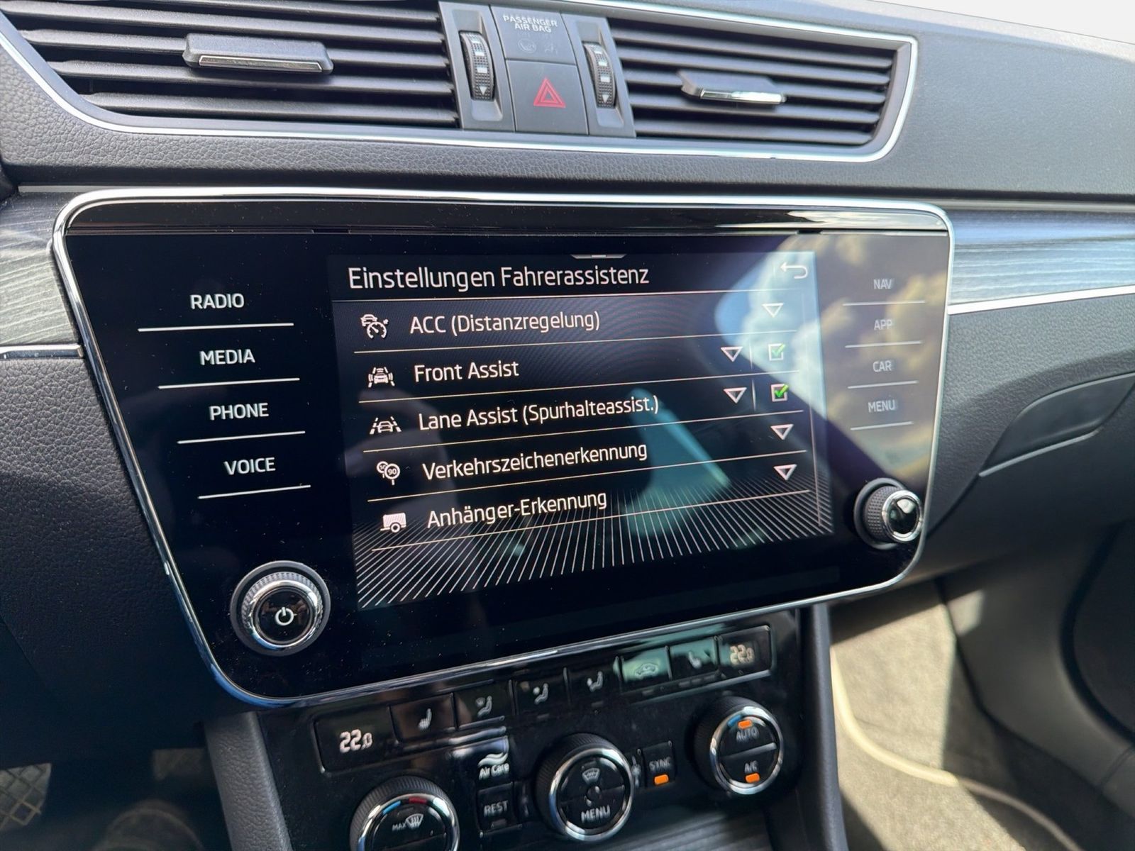 Fahrzeugabbildung SKODA Superb Combi Style 2.0l TDI 110kW 7-Gang-DSG AHK - mit KI generiert/bearbeitet
