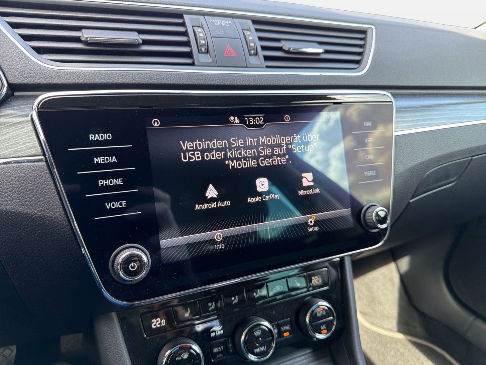 Fahrzeugabbildung SKODA Superb Combi Style 2.0l TDI 110kW 7-Gang-DSG AHK - mit KI generiert/bearbeitet