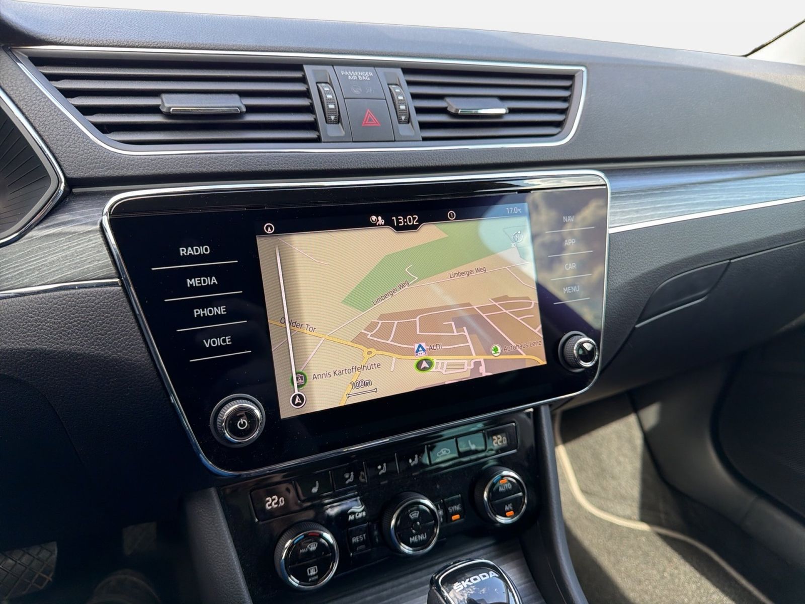 Fahrzeugabbildung SKODA Superb Combi Style 2.0l TDI 110kW 7-Gang-DSG AHK - mit KI generiert/bearbeitet