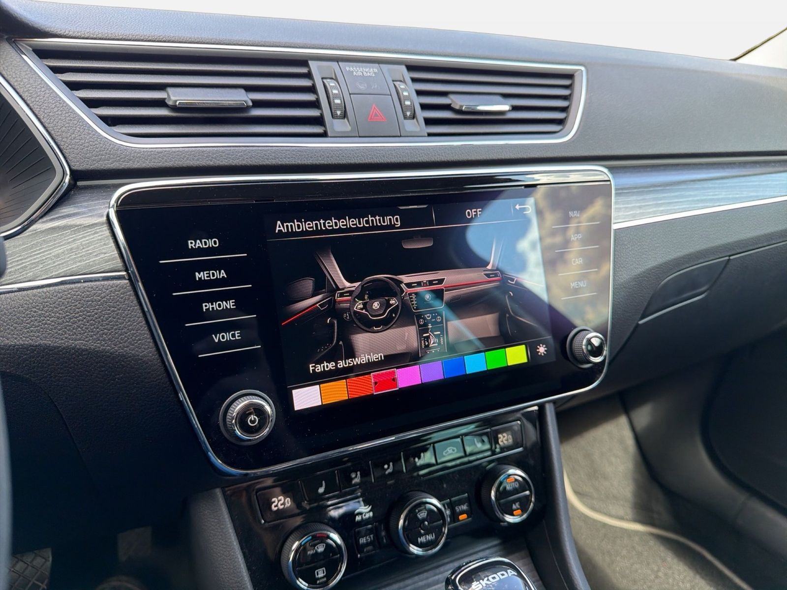 Fahrzeugabbildung SKODA Superb Combi Style 2.0l TDI 110kW 7-Gang-DSG AHK - mit KI generiert/bearbeitet