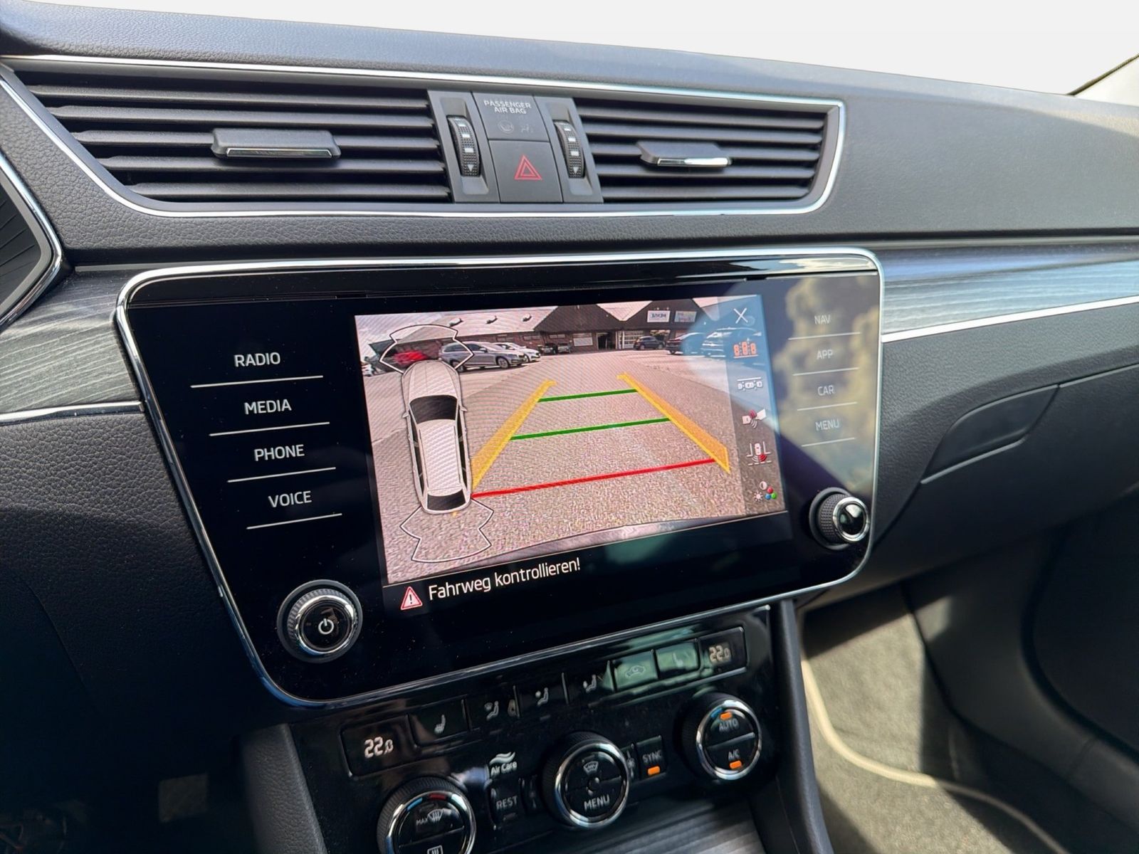 Fahrzeugabbildung SKODA Superb Combi Style 2.0l TDI 110kW 7-Gang-DSG AHK - mit KI generiert/bearbeitet