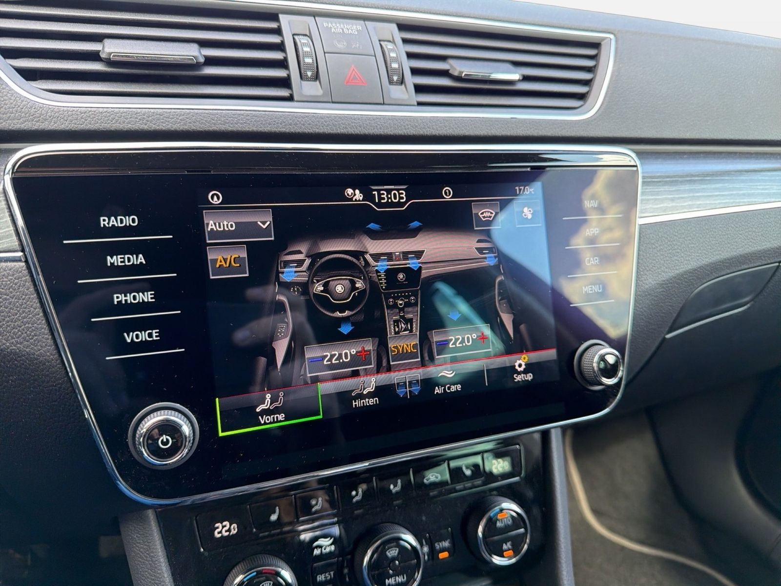 Fahrzeugabbildung SKODA Superb Combi Style 2.0l TDI 110kW 7-Gang-DSG AHK - mit KI generiert/bearbeitet